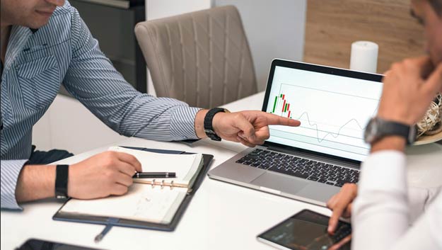 management monitoring performance based on data analytics